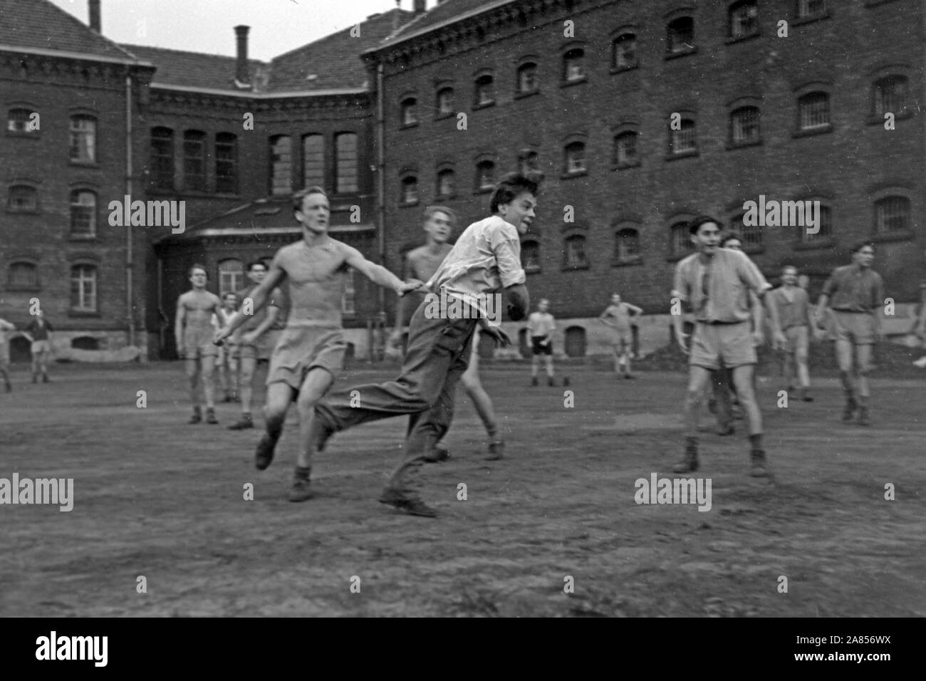 Häftlinge des Gefängnisses beschäftigen sich in ihrer Freizeit mit Ballsportart, Justizvollzugsanstalt Herford Deutschland 1950. Die Insassen des Gefängnisses sind dabei einige Ballsport in Ihrer freien Zeit, faciltity Justizvollzugsanstalt Herford Deutschland 1950. Stockfoto