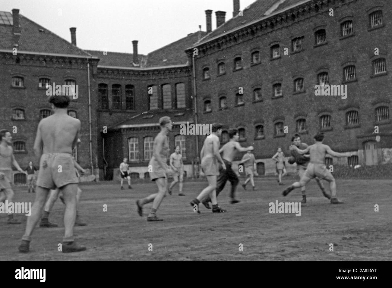 Häftlinge des Gefängnisses beschäftigen sich in ihrer Freizeit mit Ballsportart, Justizvollzugsanstalt Herford Deutschland 1950. Die Insassen des Gefängnisses sind dabei einige Ballsport in Ihrer freien Zeit, faciltity Justizvollzugsanstalt Herford Deutschland 1950. Stockfoto