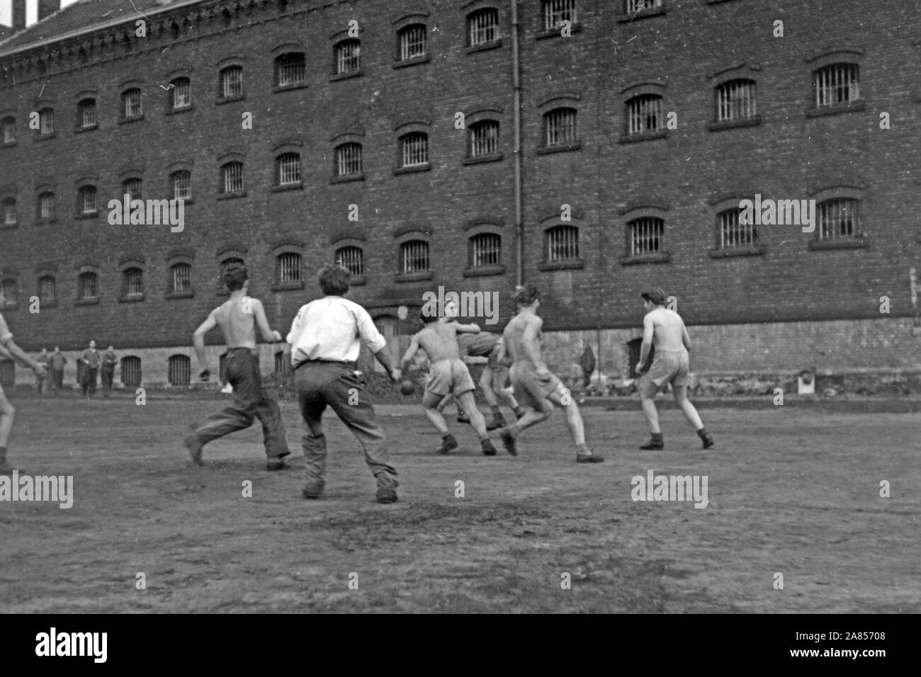 Häftlinge des Gefängnisses beschäftigen sich in ihrer Freizeit mit Ballsportart, Justizvollzugsanstalt Herford Deutschland 1950. Die Insassen des Gefängnisses sind dabei einige Ballsport in Ihrer freien Zeit, faciltity Justizvollzugsanstalt Herford Deutschland 1950. Stockfoto