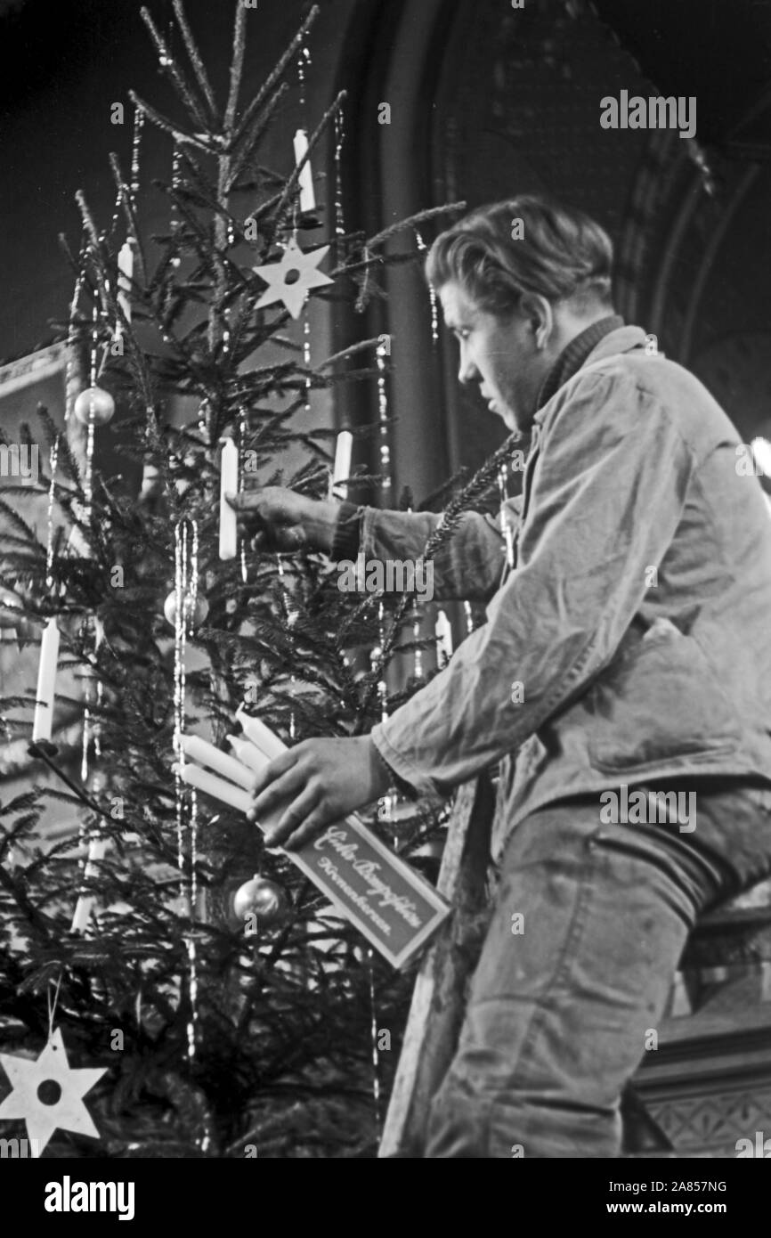 Ein Gefangener schmückt den Weihnachtsbaum, Justizvollzugsanstalt Herford Deutschland 1950. Gefangener ist die Dekoration der Weihnachtsbaum, justizvollzugsanstalt Herford Deutschland 1950. Stockfoto