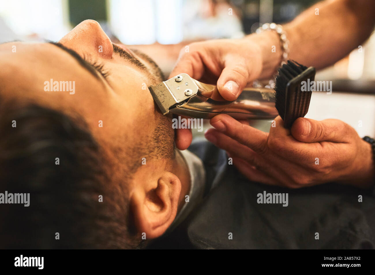 Close up Mann empfangen eine Rasur in Barbershop Stockfoto