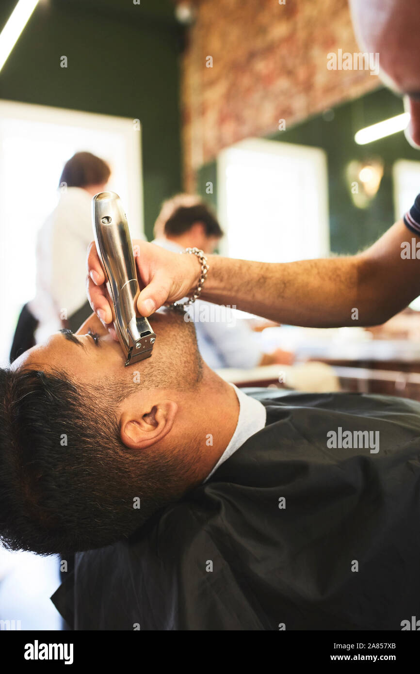 Männliche Friseur rasieren Gesicht der Kunden in der Barbershop Stockfoto