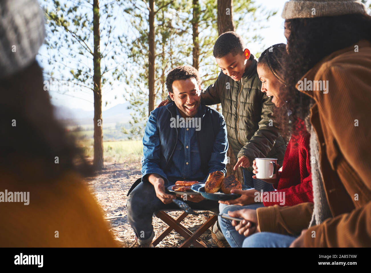 Familie Essen im Campingplatz Stockfoto