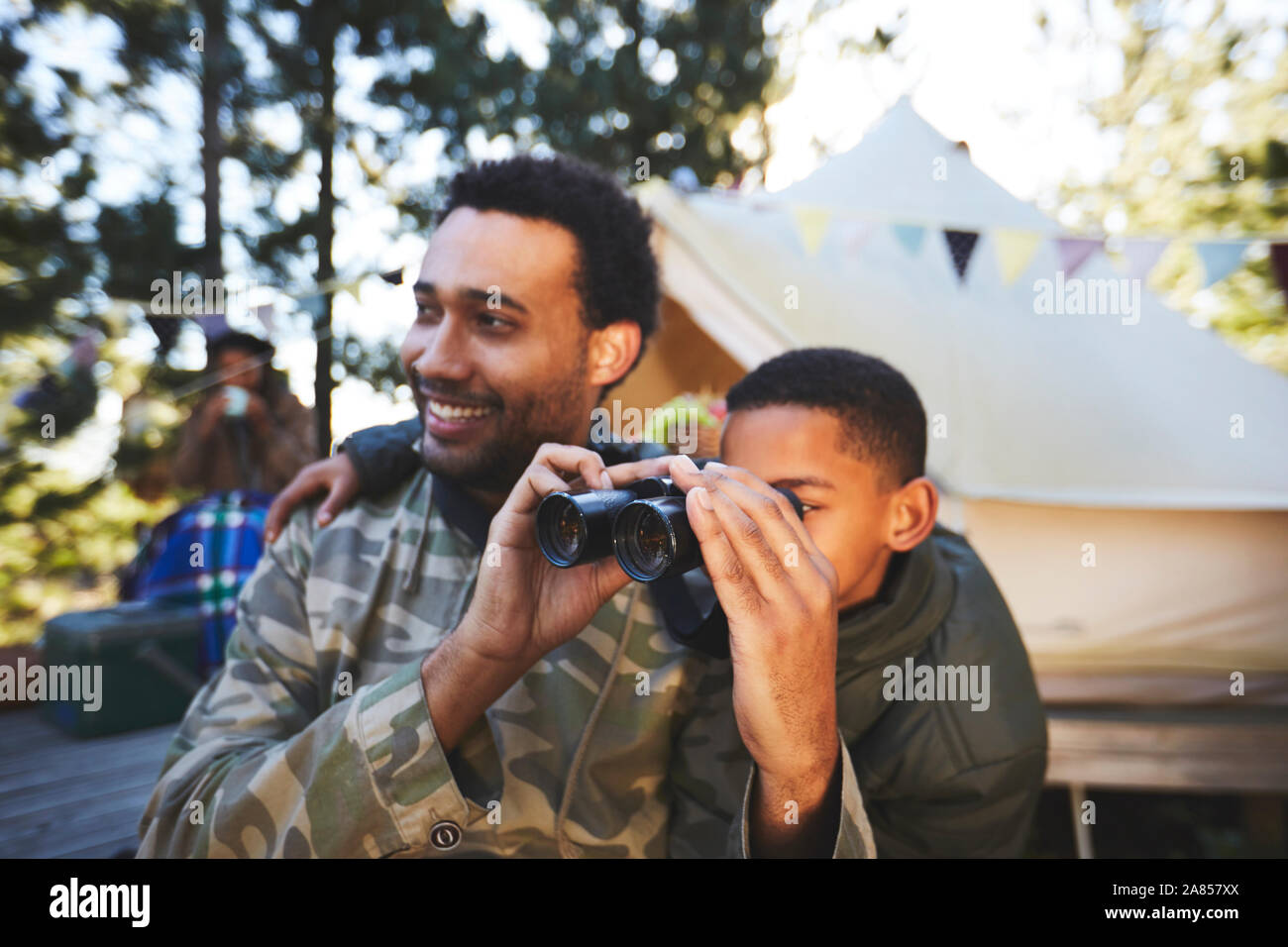 Neugierig, Vater und Sohn mit dem Fernglas auf dem Campingplatz Stockfoto