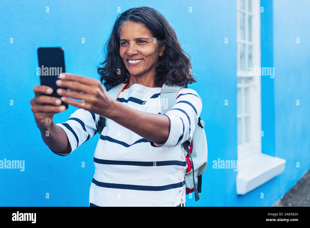 Gerne weibliche Tourist, selfie mit smart phone Stockfoto