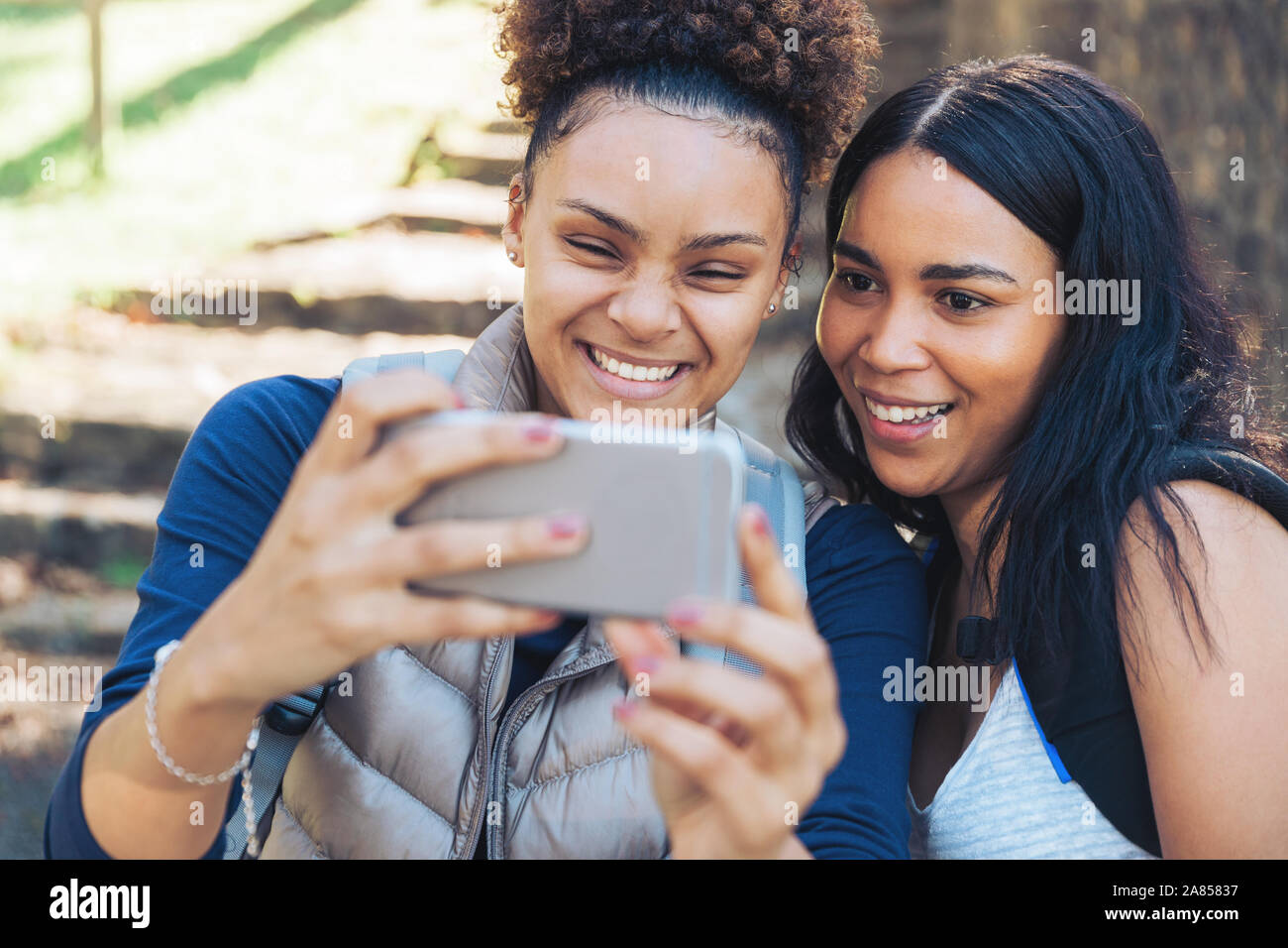 Glückliche junge Frauen Freunde unter selfie mit smart phone Stockfoto