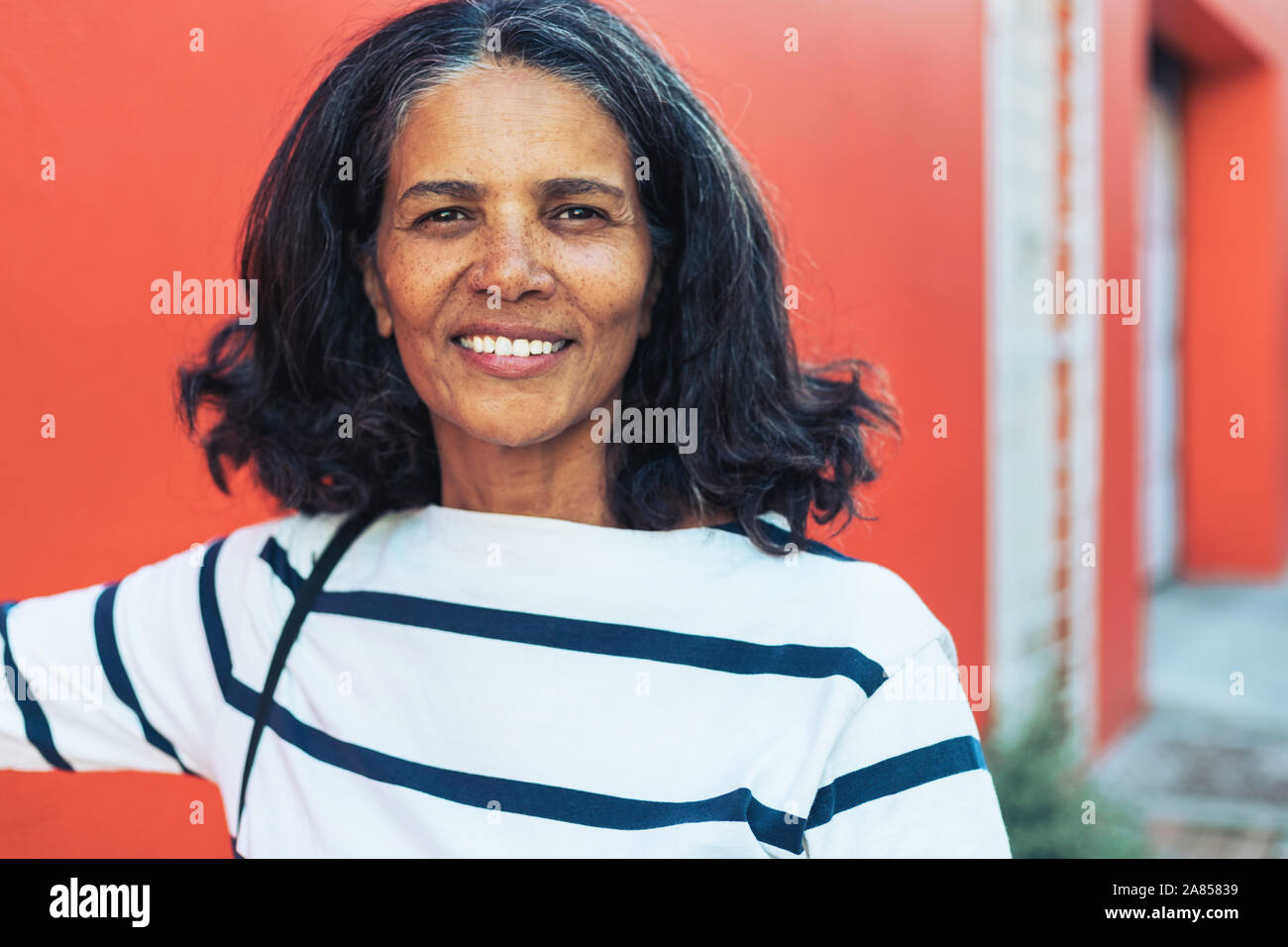 Portrait selbstbewusste Frau Stockfoto