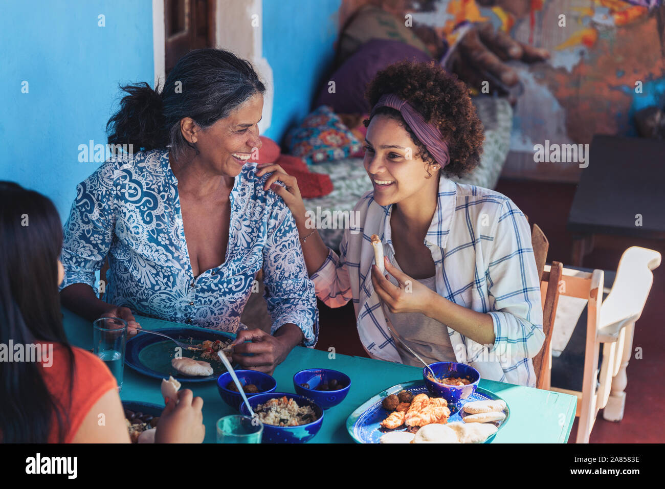 Glückliche Mutter und Tochter genießen Mittagessen im Restaurant Terrasse Stockfoto