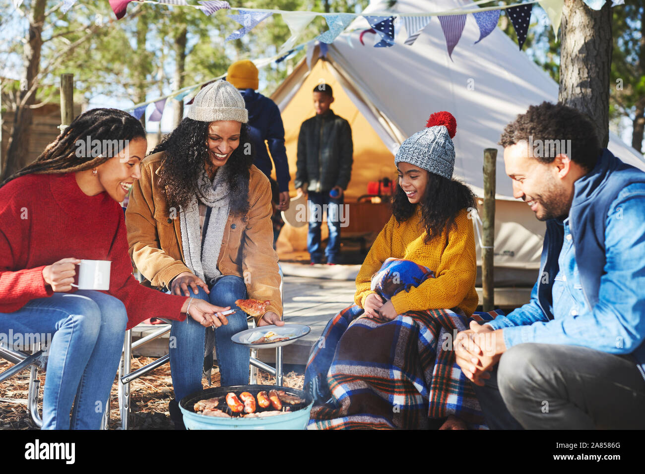 Gerne Freunde und Familie kochen auf einem Campingplatz Lagerfeuer Stockfoto