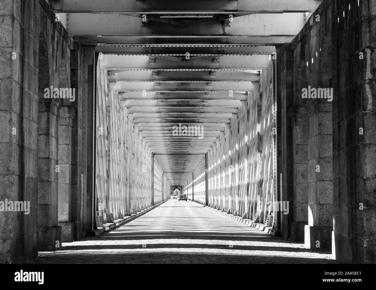 Brücke. Auto Kreuzung internationale Brücke, von Tuy zu Valenca über Mino River, in Spanien und Portugal eine natürliche Grenze. Stockfoto