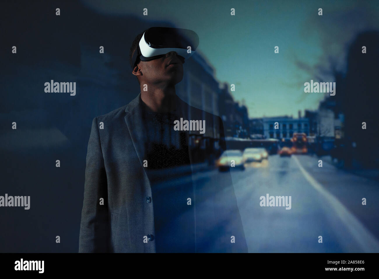Double Exposure Geschäftsmann mit Virtual Reality simulator Gläser gegen Stadt Straße Stockfoto