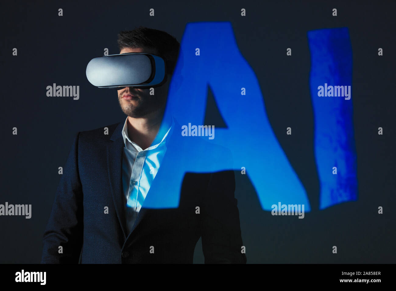 Double Exposure Geschäftsmann mit Virtual Reality simulator Gläser gegen AI text Stockfoto
