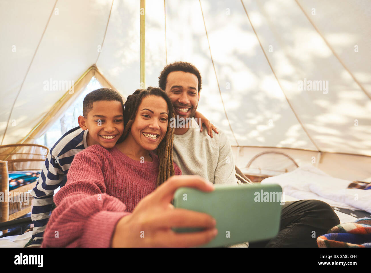 Glücklich, liebevolle Familie selfie im Camping Jurte Stockfoto