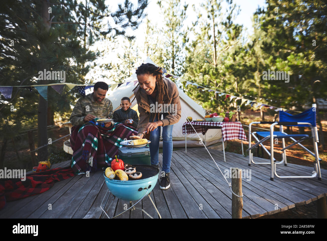 Familie kochen Gemüse camping Grill in Holz Stockfoto