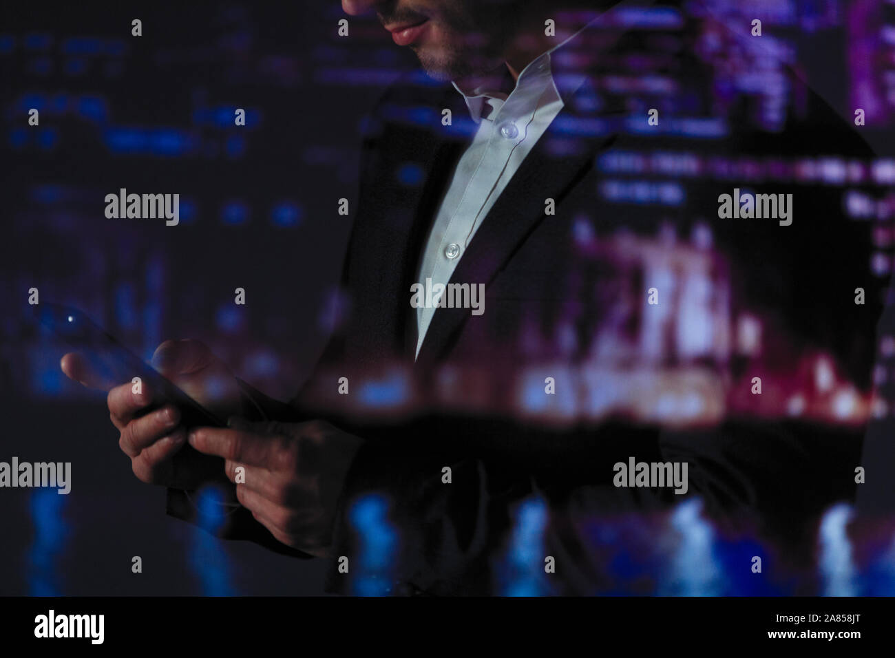 Double Exposure Geschäftsmann mit smart phone gegen die Lichter der Stadt in der Nacht Stockfoto