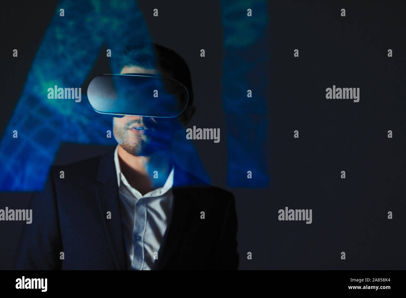 Double Exposure Geschäftsmann mit Virtual Reality simulator Gläser gegen AI text Stockfoto