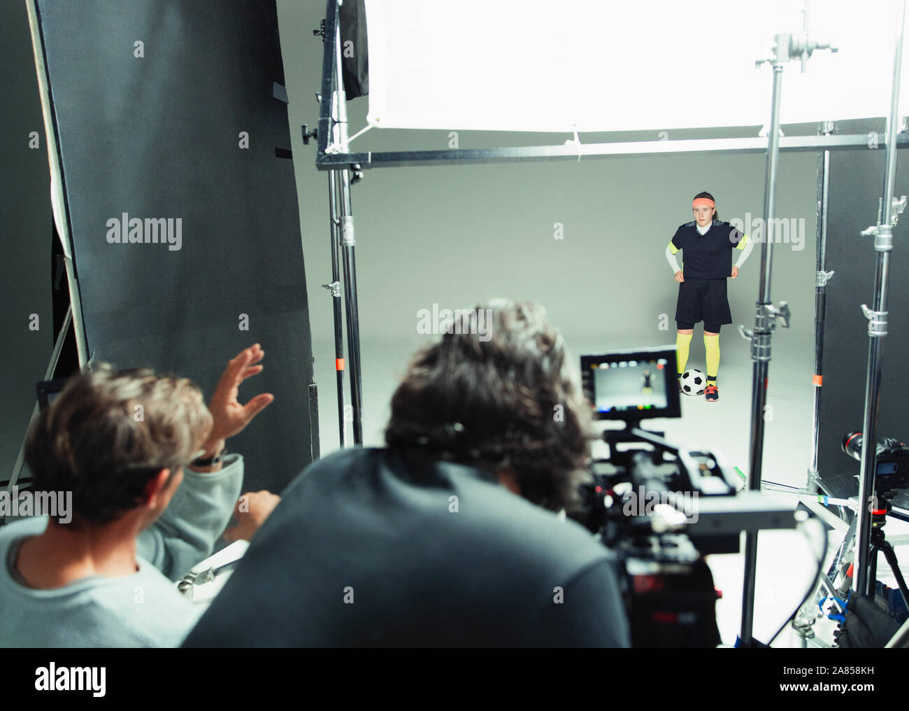 Fotografen Leitprinzip weiblichen Fußball-Modell im Studio während der Aufnahmen Stockfoto