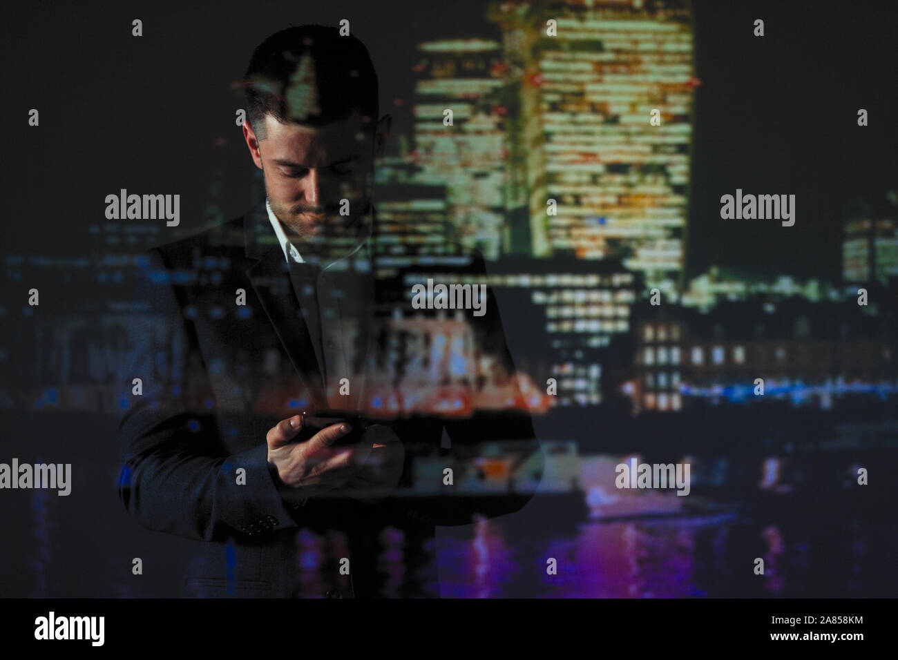 Double Exposure Geschäftsmann mit smart phone gegen Stadtbild bei Nacht Stockfoto