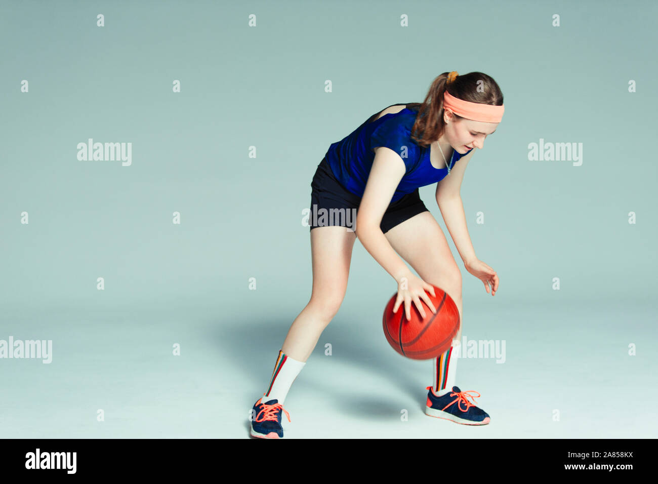 Junges Mädchen Basketball Spieler dribbeln Ball Stockfoto