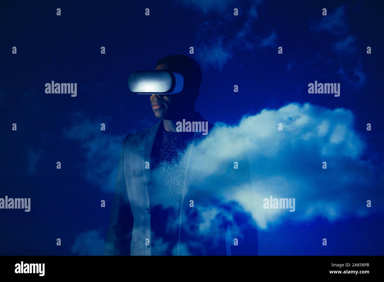 Double Exposure Geschäftsmann mit Virtual Reality simulator Gläser gegen den blauen Himmel mit Wolken Stockfoto