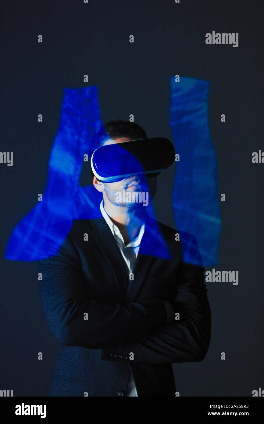 Double Exposure Geschäftsmann mit Virtual Reality simulator Gläser und AI text Stockfoto