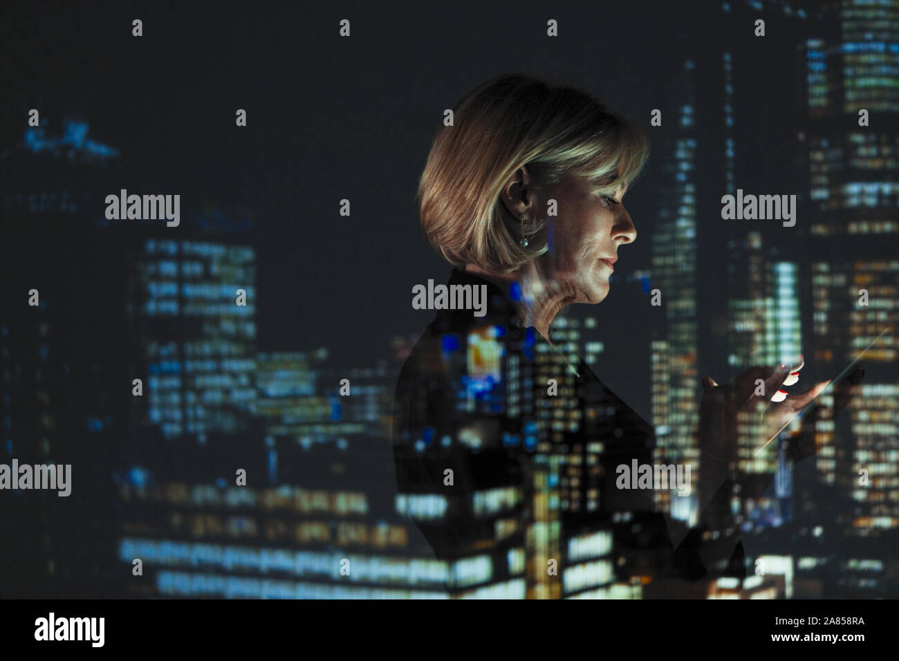 Double Exposure Geschäftsfrau mit smart phone gegen Hochhaus Lichter in der Nacht Stockfoto
