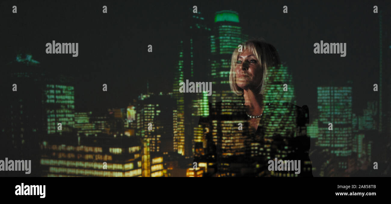 Double Exposure Geschäftsfrau gegen Hochhaus Lichter in der Nacht Stockfoto