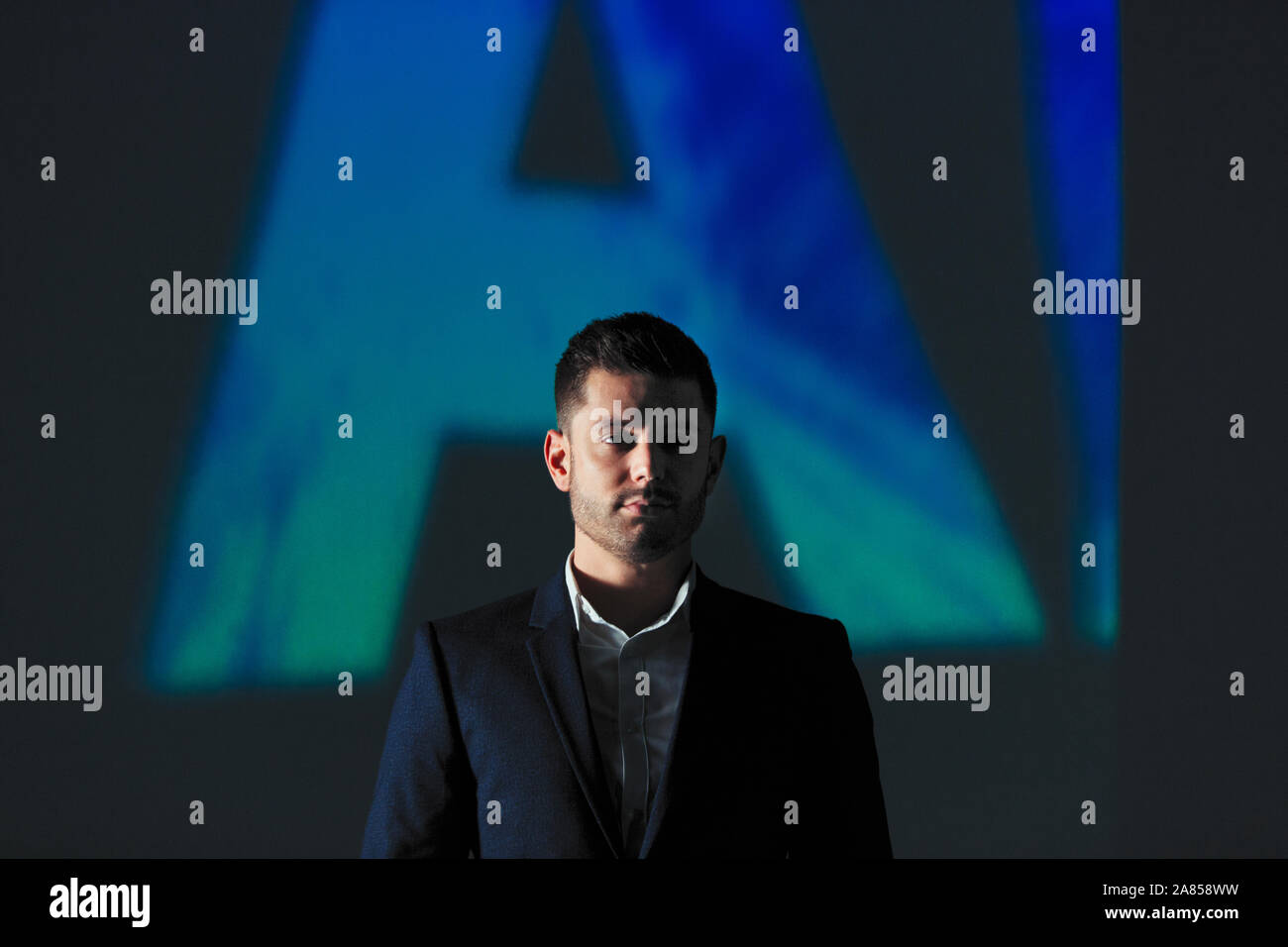 Doppelte Belichtung Porträt zuversichtlich Geschäftsmann gegen AI text Stockfoto