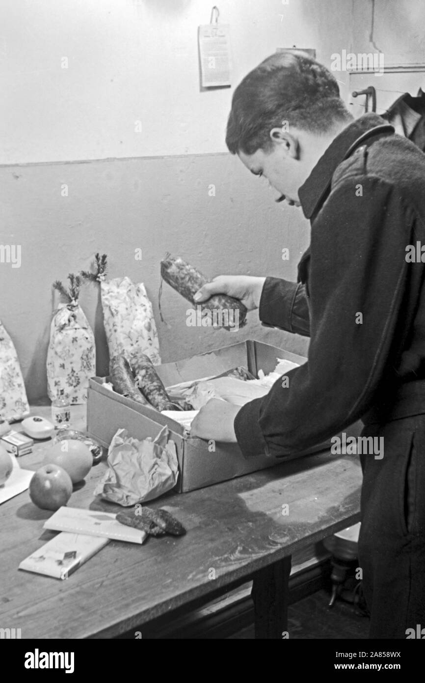 Ein Häftling öffnet eine Paket dass ihm zugeschickt wurde, Justizvollzugsanstalt Herford Deutschland 1950. Ein Insasse öffnet ein Paket, das er von seiner Familie empfangen, justizvollzugsanstalt Herford Deutschland 1950. Stockfoto