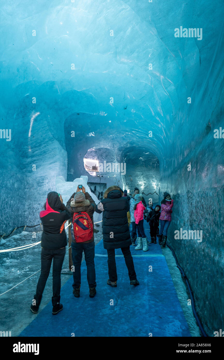 Chamonix, Frankreich - Dezember 29: Touristen in der Eishöhle, in der Nähe von Chamonix Montenvers Stockfoto