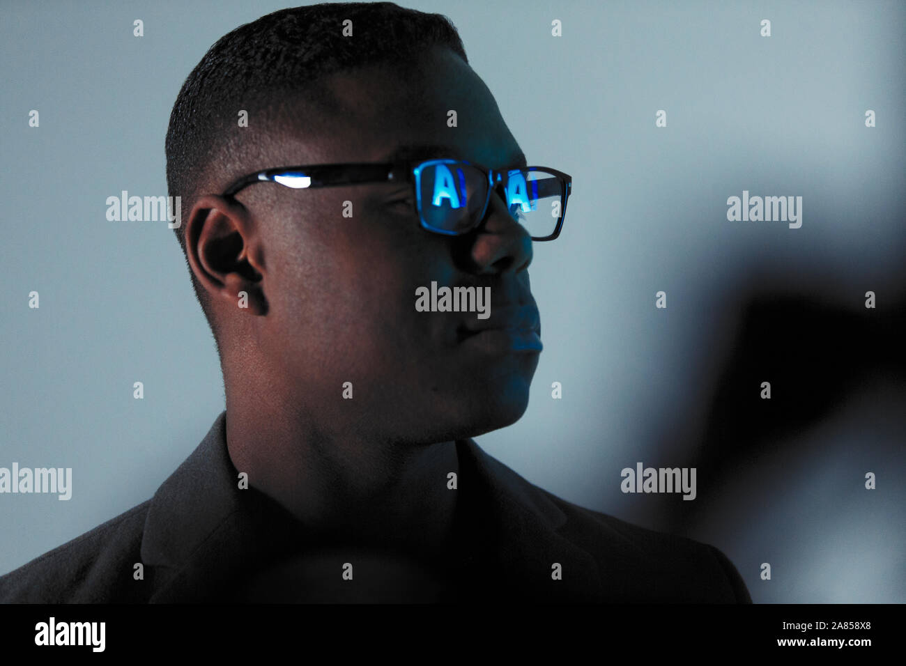 Double Exposure Geschäftsmann mit Reflexion der AI Text in Brillen Stockfoto