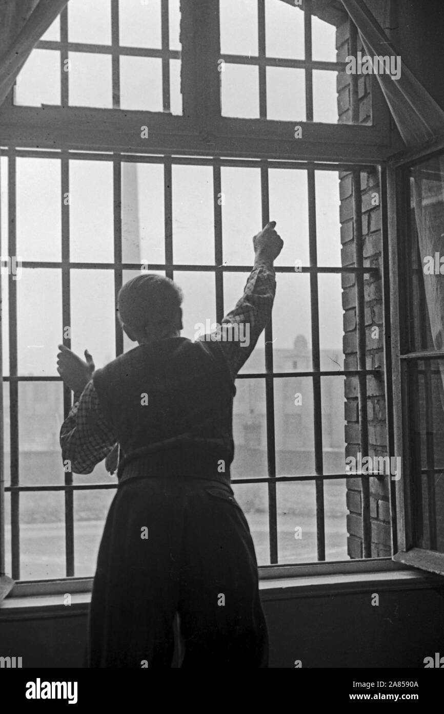 Ein Gefangener schaut aus seinem zellenfenster, Justizvollzugsanstalt Herford Deutschland 1950. Ein Gefangener aus dem Fenster seiner Zelle, justizvollzugsanstalt Herford Deutschland 1950. Stockfoto