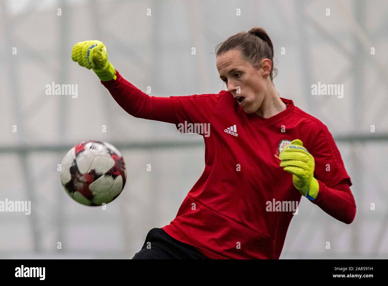 Cardiff, Wales 6/11/19. Wales Torhüter Laura O'Sullivan in Wales Frauen Ausbildung bei usw Sport Park vor ihren UEFA Euro Qualifikationsspiel gegen Northe Stockfoto