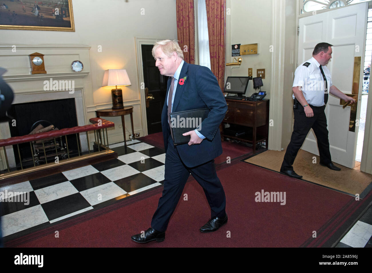 Premierminister Boris Johnson geht zurück in 10 Downing Street, in der Nation von der Straße nach einer Audienz bei Königin Elizabeth II. im Buckingham-Palast, die den offiziellen Beginn der allgemeinen Wahl markiert gerichtet. Stockfoto