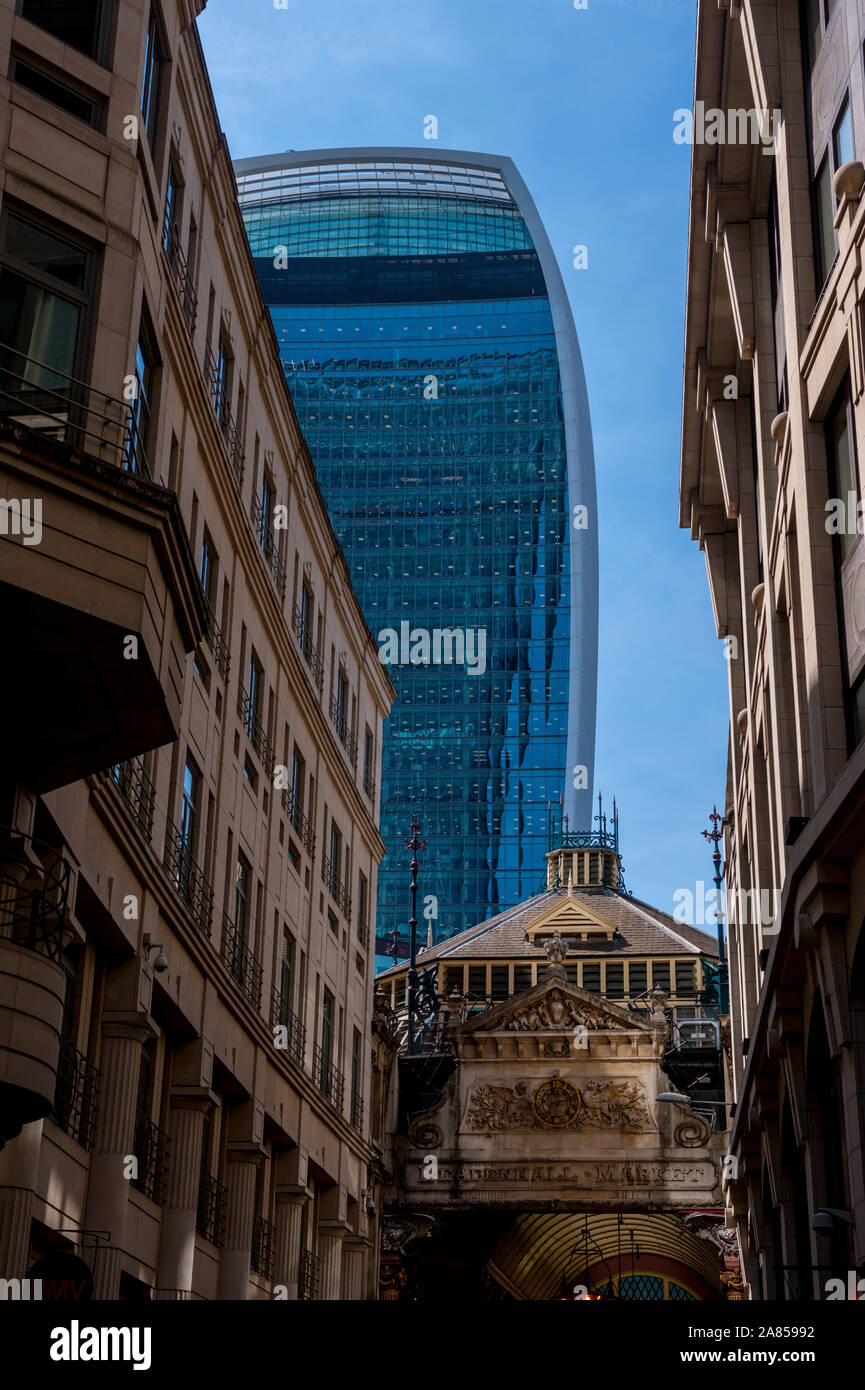 Zu 20 Fenchurch Street das Walkie Talkie Gebäude in der Londoner City. Bei älteren Gebäuden im Vordergrund Stockfoto