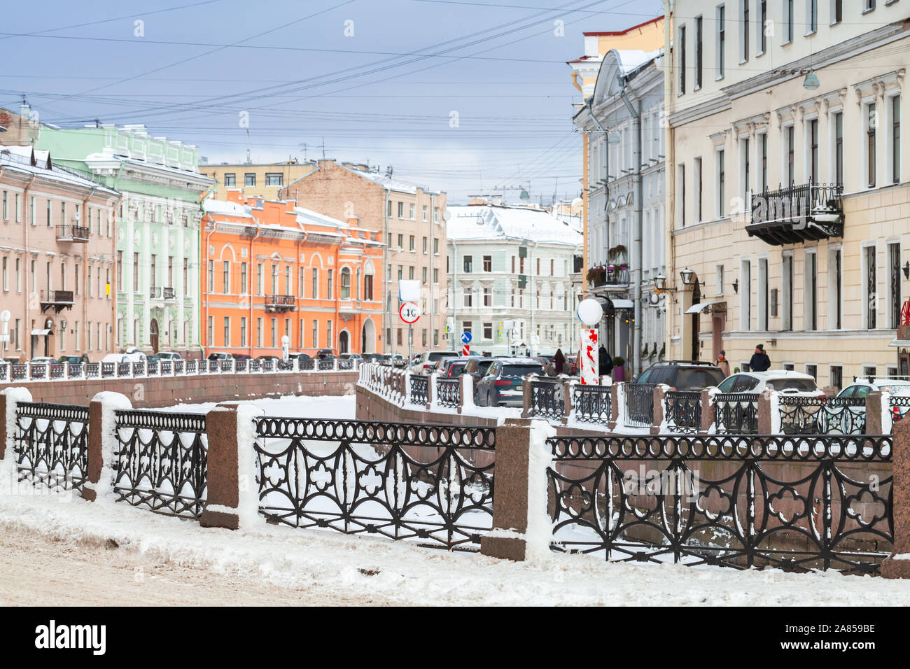 Geschmiedete Geländer von moyka River im Winter. Es ist ein kleiner Fluss in Russland, umgibt den zentralen Teil von St. Petersburg, Russland Stockfoto