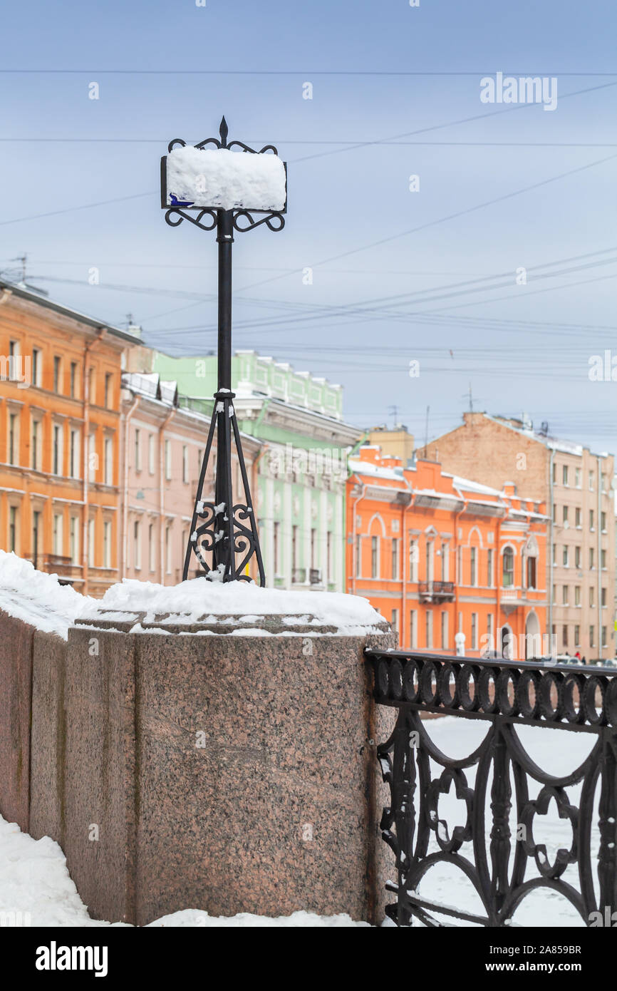 Moyka River Küste im Winter. Es ist ein kleiner Fluss in Russland, dass der zentrale Teil von Saint Petersburg umkreist. Vertikale Foto mit schneebedeckten Zeichen Stockfoto