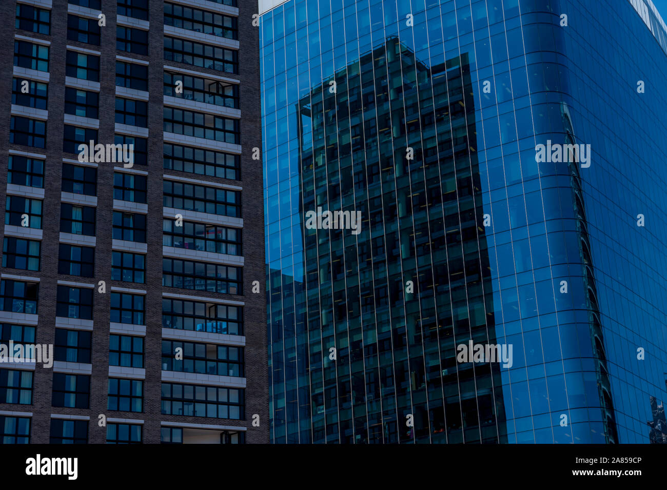 Reflexionen im Glas von Bürogebäuden bei Aldgate in Die City of London Stockfoto