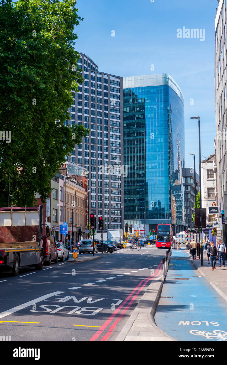 Schaut in den Bürogebäuden um Aldegate in der Londoner City aus dem Mile End Road Stockfoto