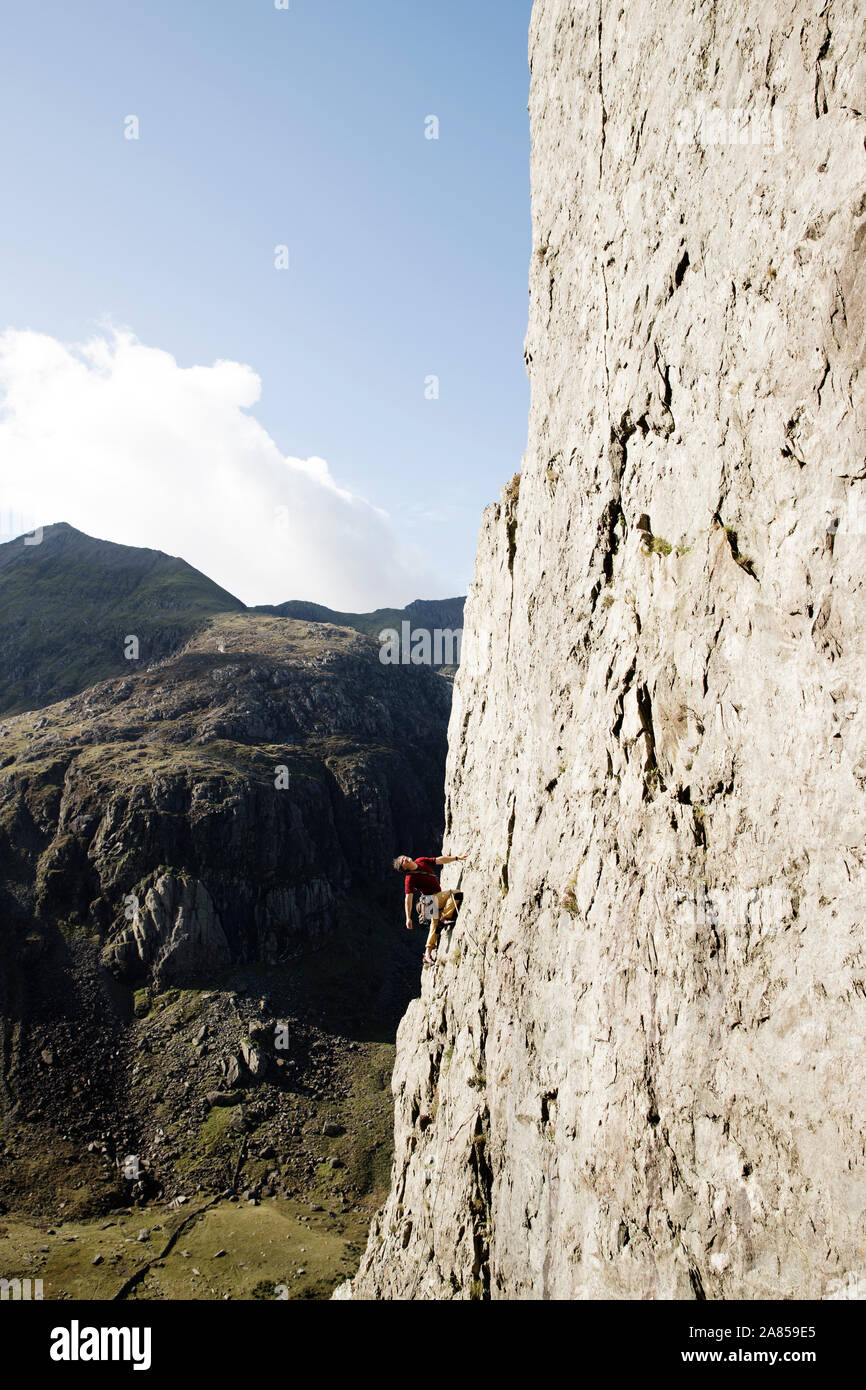 Männliche Kletterer Skalierung großer Fels. Stockfoto