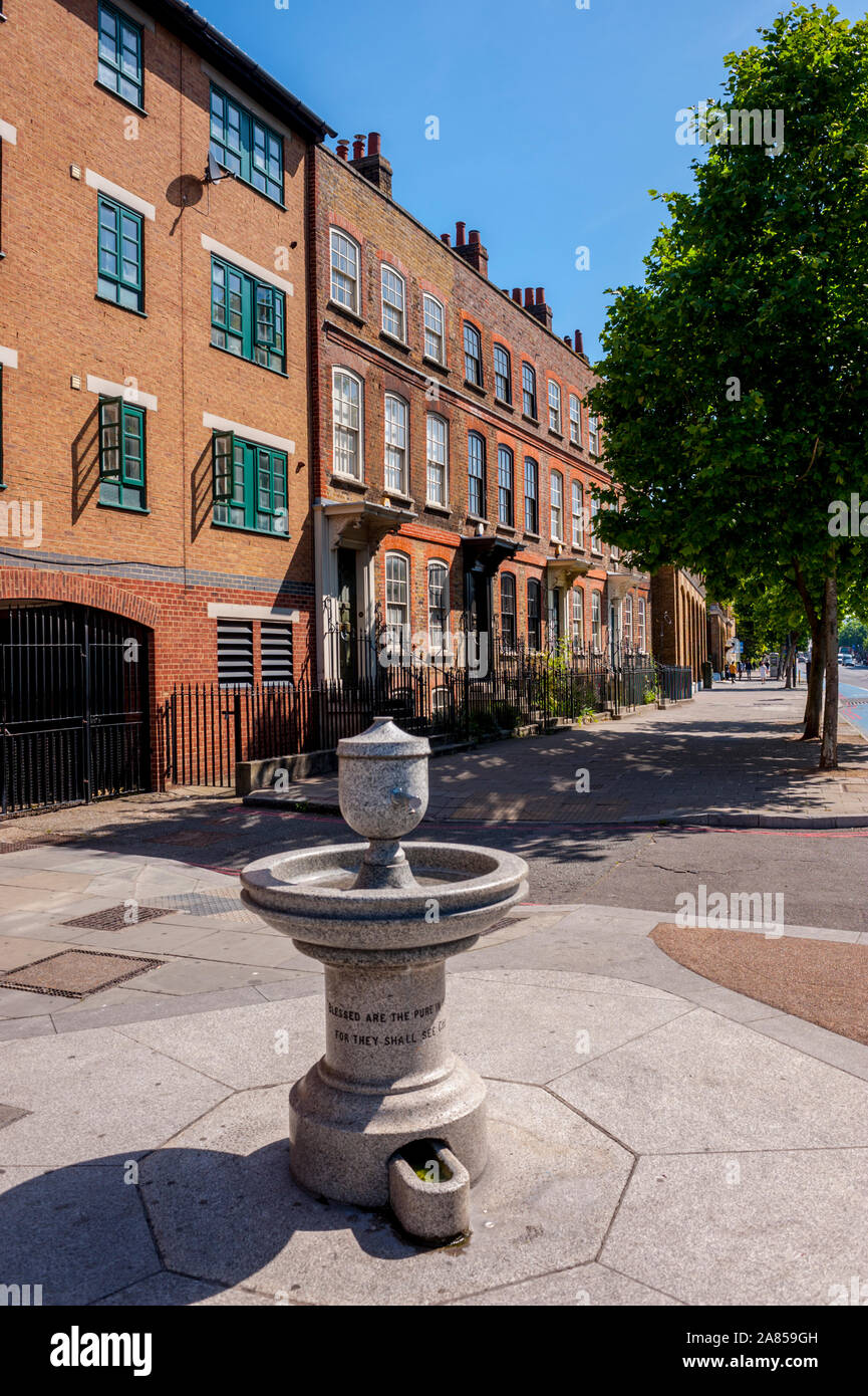 Trinkbrunnen auf dem Mile End Road in Stepney London Stockfoto