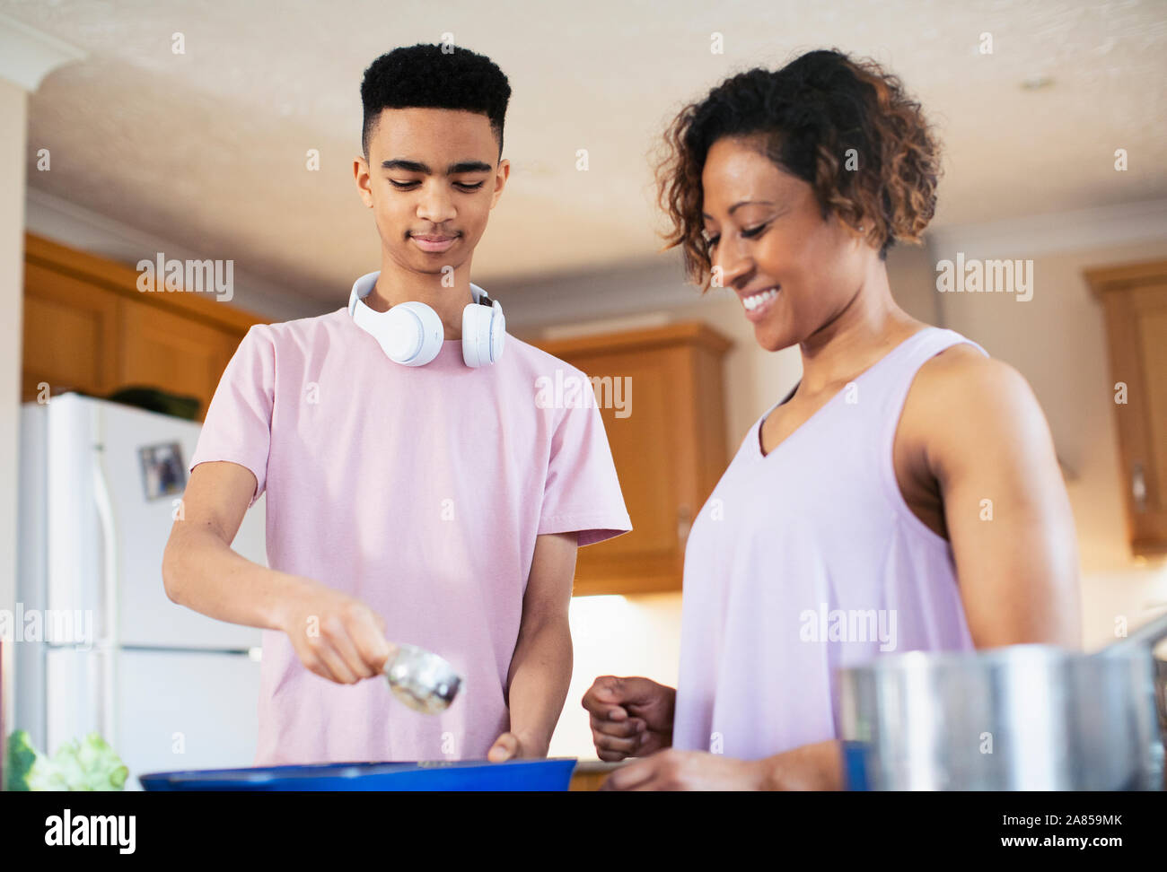 Mutter und Sohn im Teenageralter Kochen in der Küche Stockfoto