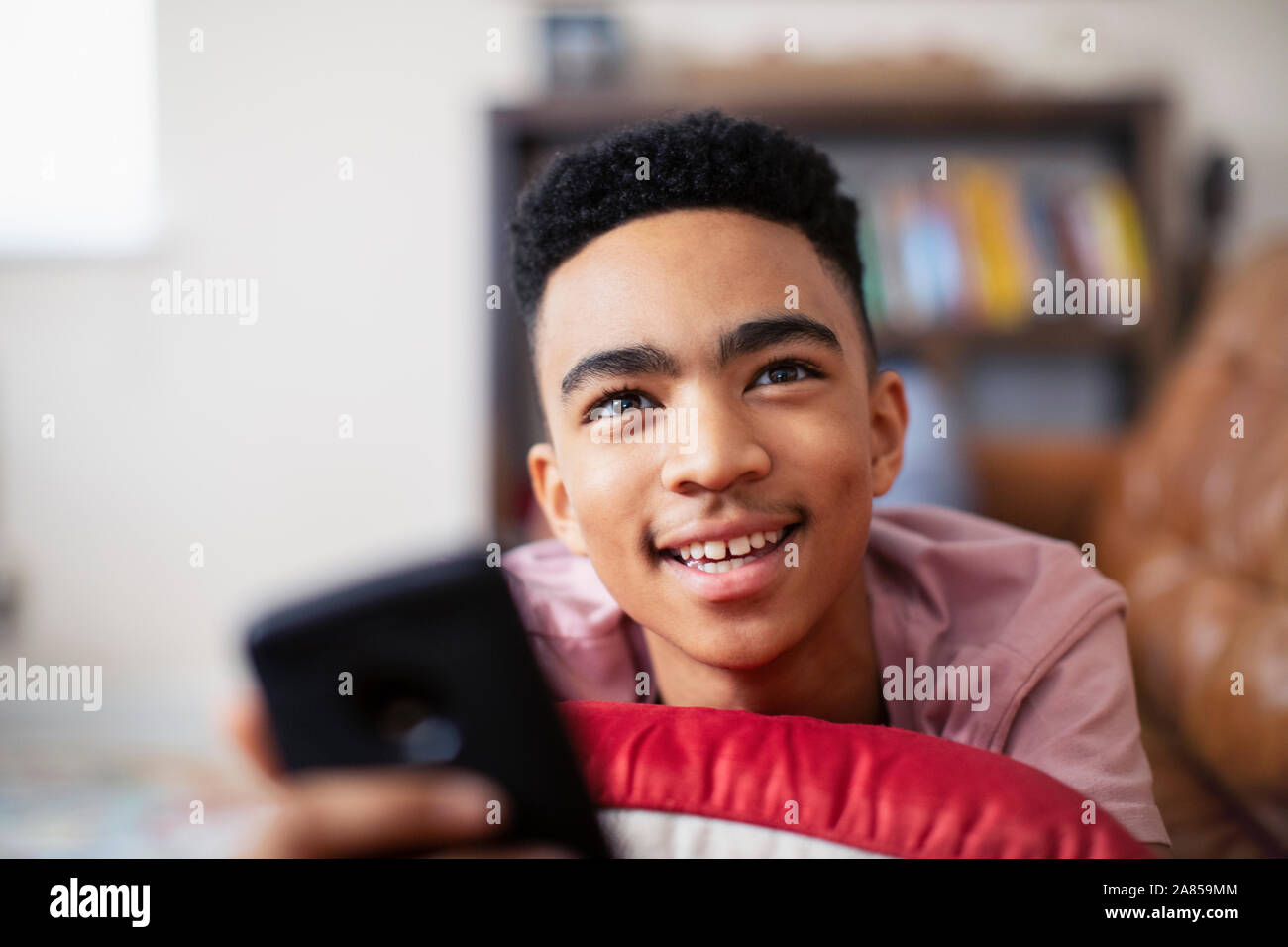 Lächelnd Teenager mit smart phone Stockfoto