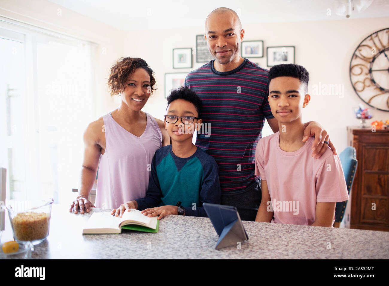 Porträt Lächeln Familie in der Küche Stockfoto