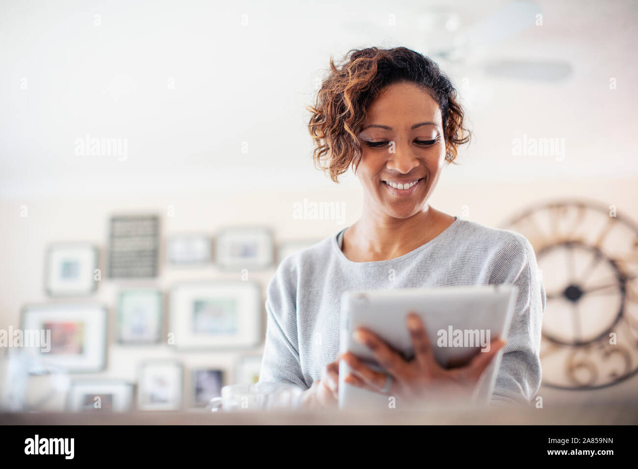 Lächelnde Frau mit digital-Tablette Stockfoto