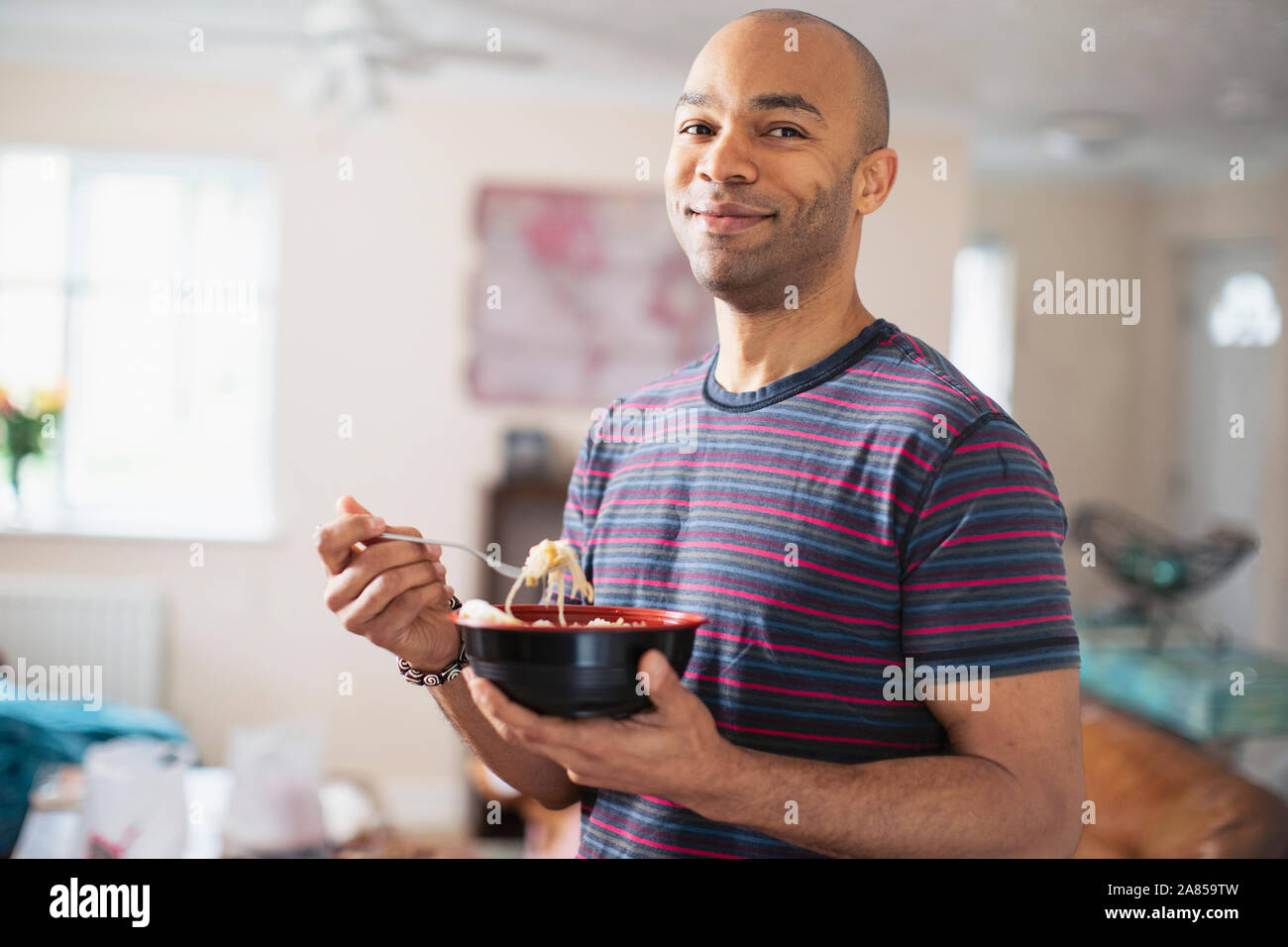 Portrait zuversichtlich Mann essen Stockfoto