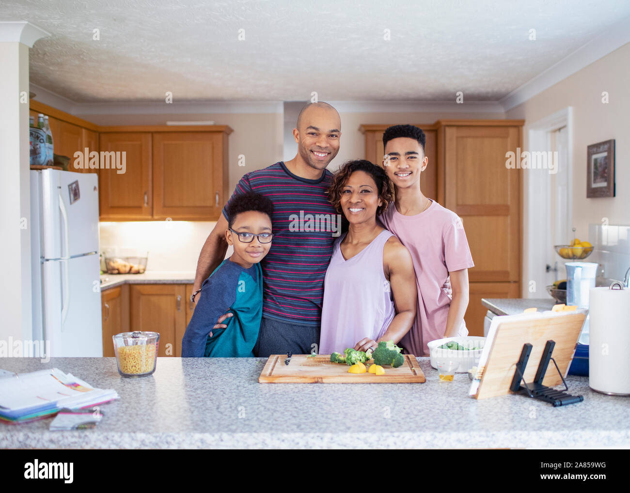 Porträt Lächeln Familie Kochen in der Küche Stockfoto