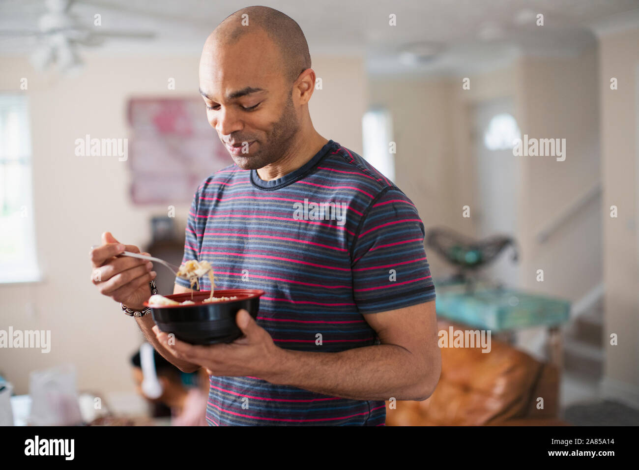 Mann zu Hause essen Stockfoto