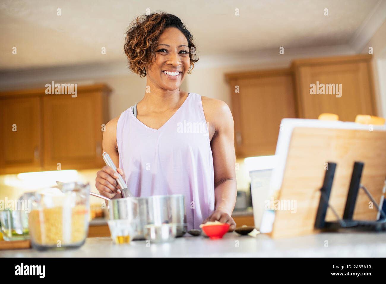 Porträt Lächeln, selbstbewusste Frau Kochen in der Küche Stockfoto