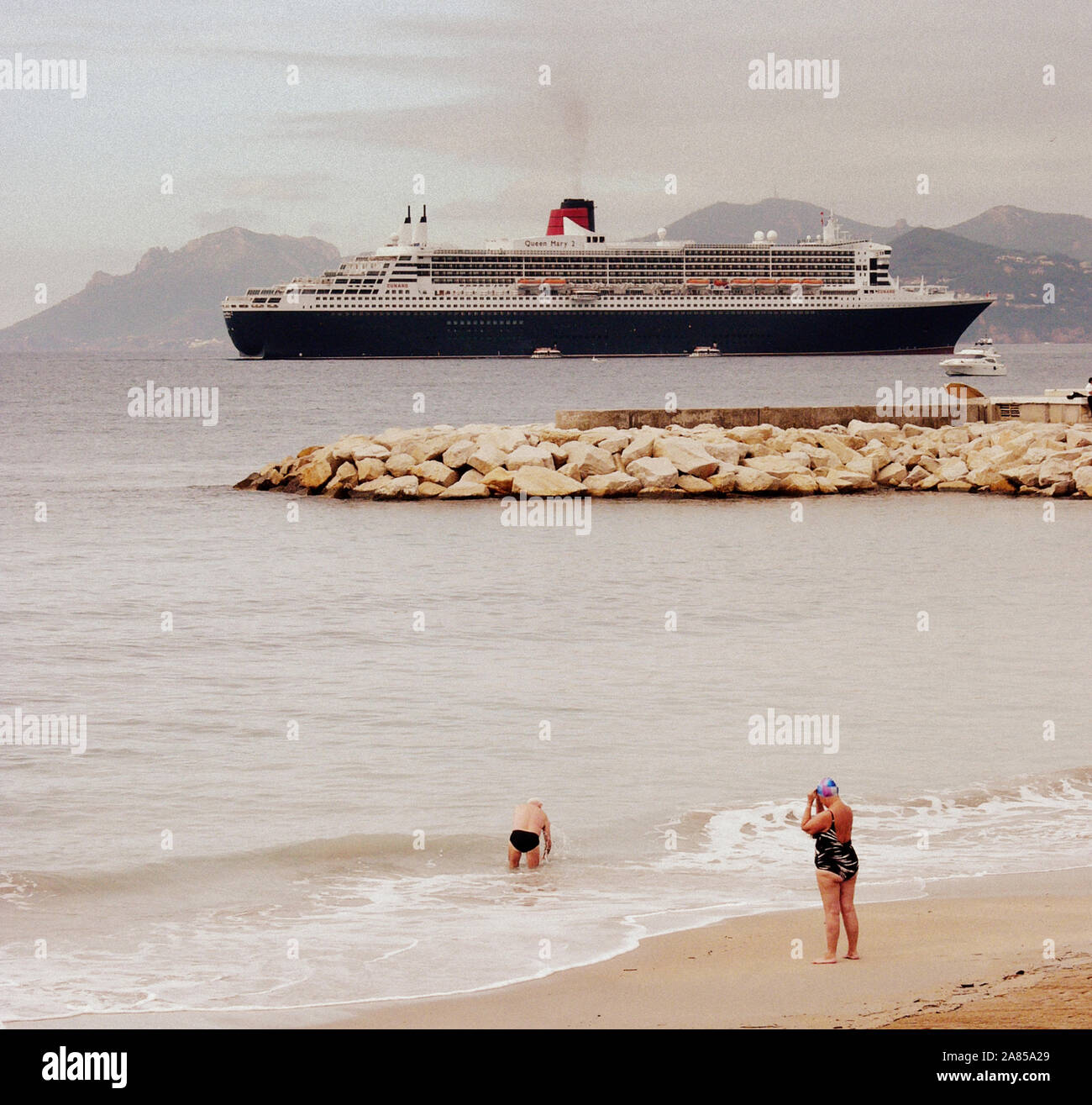 "QUEEN MARY 2" in der Bucht von Cannes - Cannes - Cannes FRENCH RIVIERA - CUNARD KREUZFAHRTSCHIFF - Kreuzfahrt Schiff - CUNARD © Frédéric BEAUMONT Stockfoto